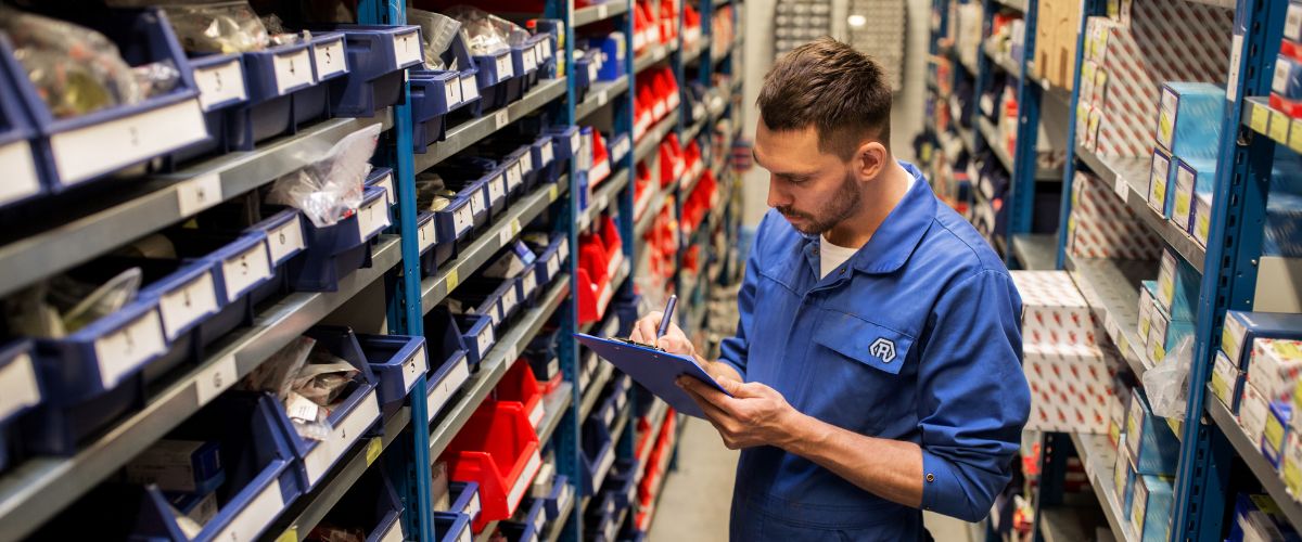 Medewerker op zoek naar Renault Laguna onderdelen in het magazijn – Autorecycling Reuvers Medewerker op zoek naar Renault Laguna onderdelen in het magazijn - Autorecycling Reuvers